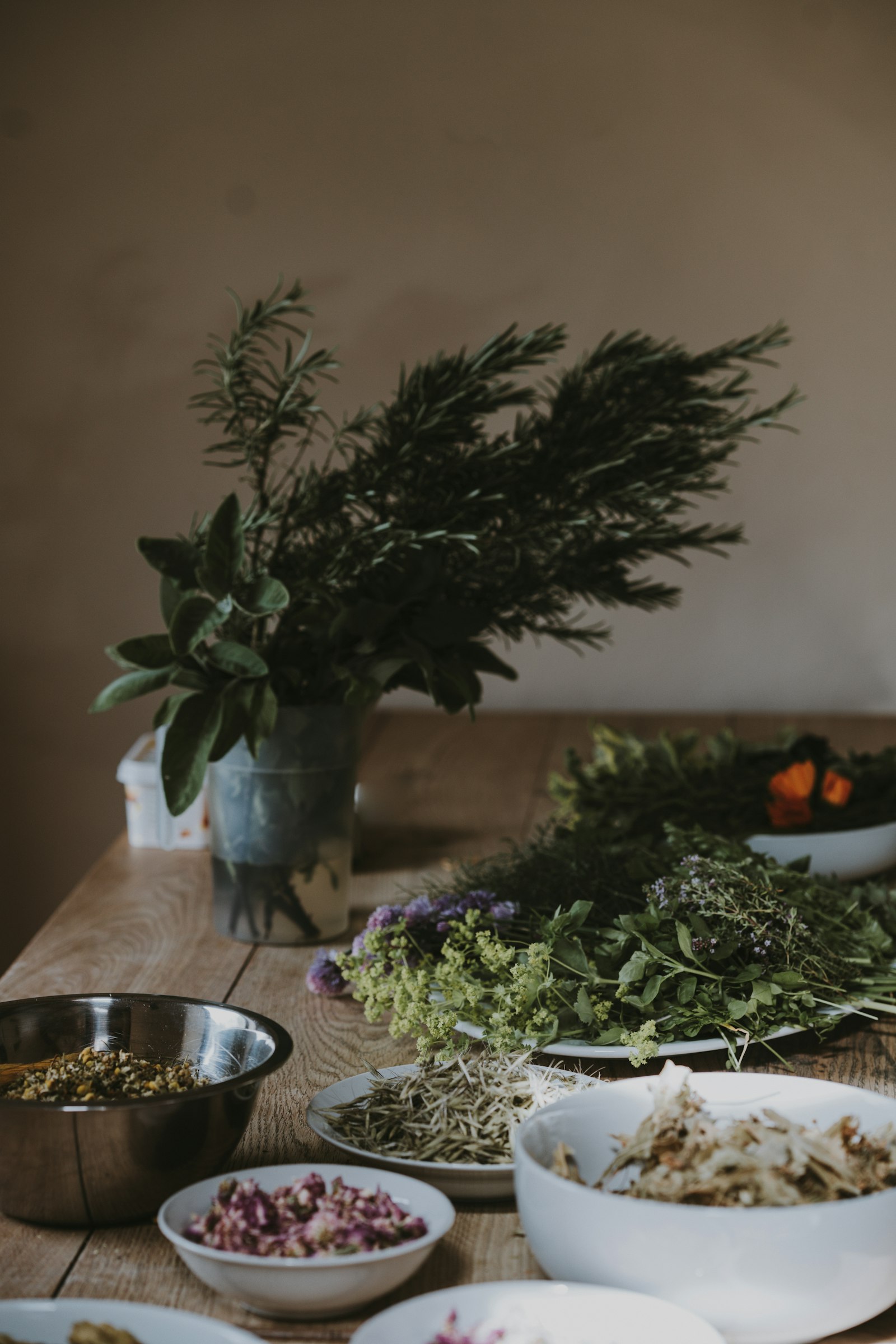 Diverse verse groenten uitgestald op een tafel, symbool voor gezonde voeding