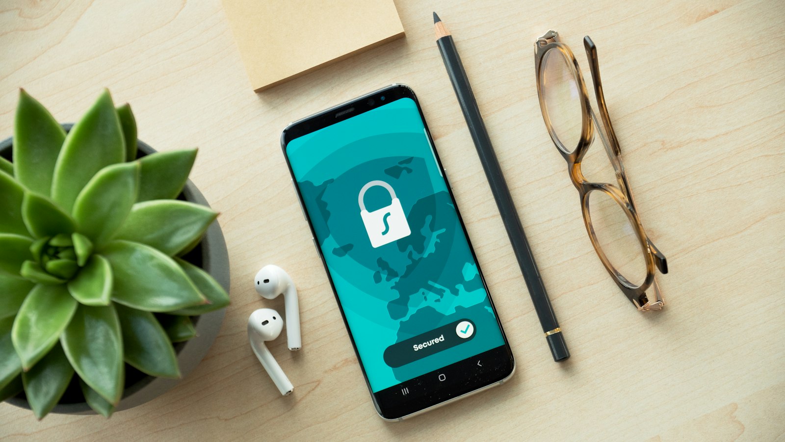 Smartphone met een beveiligingsslot-icoon, symbool voor privacybescherming