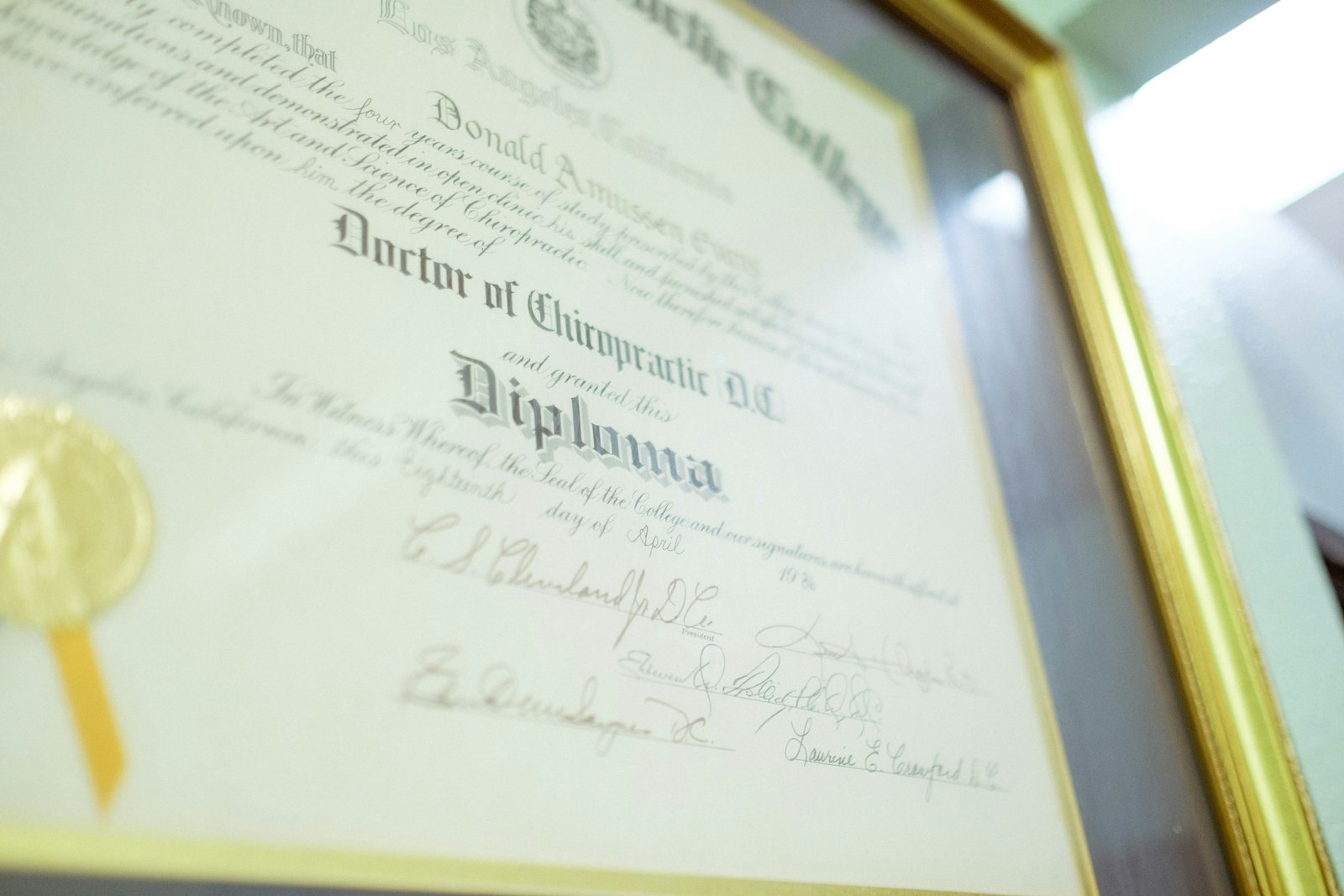 Diploma dat wordt overhandigd, symbool voor een erkende opleiding